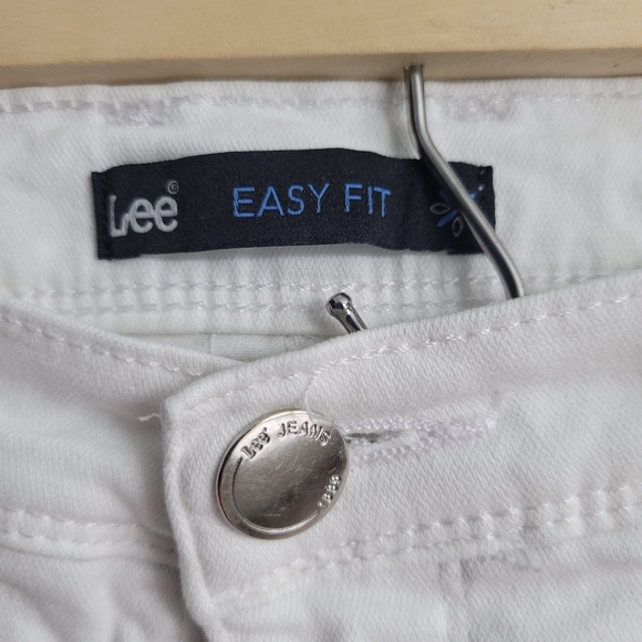 Lee Easy Fit Capri Jeans for Ladies in EUC! - Picture 3 of 4